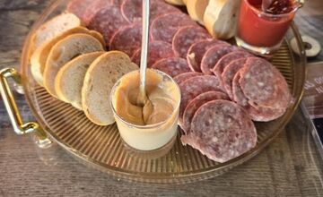 FOTO: Netradičná služba v Pezinku zadarmo: V areáli STK si môžete prísť posedieť a pochutiť si na koláčoch a víne