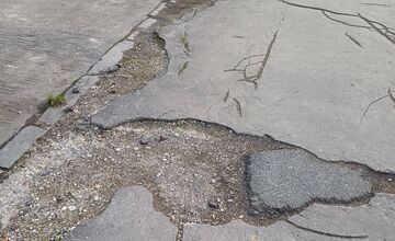 FOTO: Obyvatelia Nového Mesta majú plné zuby katastrofálnych chodníkov. Matky s kočíkmi nevedia ani prejsť k poliklinike