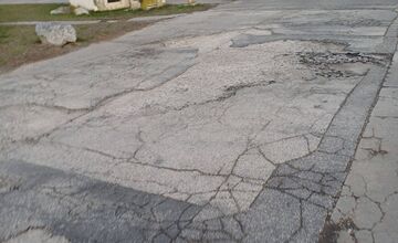 FOTO: Obyvatelia Nového Mesta majú plné zuby katastrofálnych chodníkov. Matky s kočíkmi nevedia ani prejsť k poliklinike