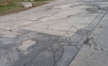 FOTO: Obyvatelia Nového Mesta majú plné zuby katastrofálnych chodníkov. Matky s kočíkmi nevedia ani prejsť k poliklinike