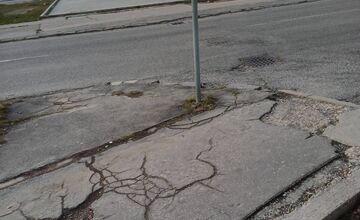 FOTO: Obyvatelia Nového Mesta majú plné zuby katastrofálnych chodníkov. Matky s kočíkmi nevedia ani prejsť k poliklinike