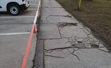 FOTO: Obyvatelia Nového Mesta majú plné zuby katastrofálnych chodníkov. Matky s kočíkmi nevedia ani prejsť k poliklinike