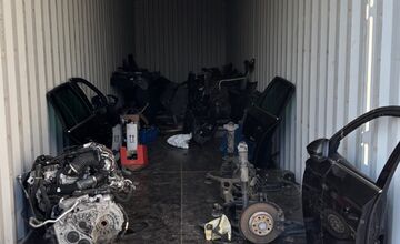 FOTO: FOTO: Policajti v Bratislave dolapili autíčkara a veľkého zlodeja, doma mu našli 8 kradnutých áut