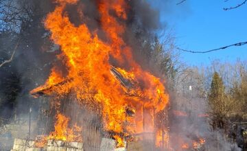 FOTO: Bratislavskí hasiči zasahovali pri požiari chatky v Lamači