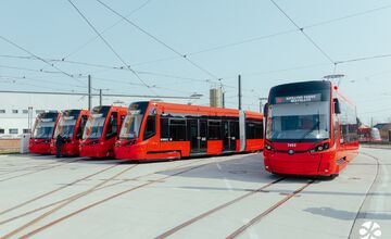 FOTO: Do ulíc Bratislavy vyrazili nové električky, jedna odvezie až 250 cestujúcich. Do leta ich bude 10