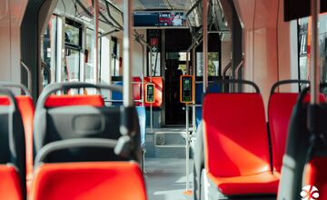 FOTO: Do ulíc Bratislavy vyrazili nové električky, jedna odvezie až 250 cestujúcich. Do leta ich bude 10