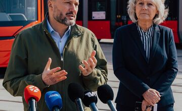 FOTO: Do ulíc Bratislavy vyrazili nové električky, jedna odvezie až 250 cestujúcich. Do leta ich bude 10