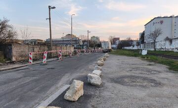 FOTO: Nové Mesto opravuje chodník na Kukučínovej, ale ruší ilegálne parkovisko