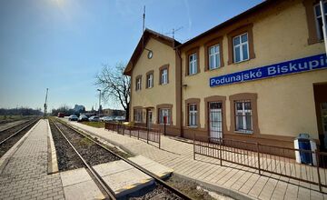 FOTO: Okolie železničnej stanice v Podunajských Biskupiciach prejde rekonštrukciou