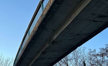 FOTO: V Malackách sa prepadáva dlažba na chodníkoch a ľudia sa boja aj o stav mostu „Slimák“. Niektorí sa už aj zranili