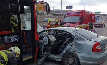 FOTO: Na D2 pri Patrónke sa zrazilo auto s autobusom. Počkáte si minimálne hodinu