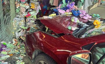 FOTO: Nehoda pred predajňou TEDI v Senci