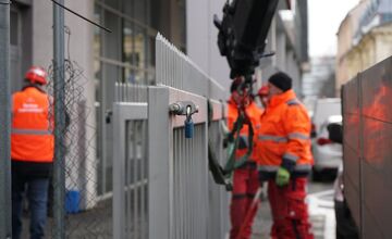 FOTO: Na Satinského ulicu sa vrátil plot