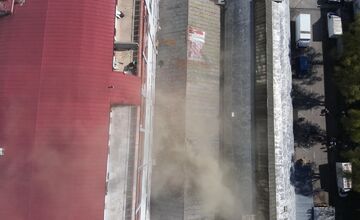 FOTO: VIDEO: Hasiči zasahujú pri požiari na Starej Vajnorskej v Bratislave, z neďalekej ubytovne evakuovali približne 30