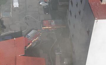 FOTO: VIDEO: Hasiči zasahujú pri požiari na Starej Vajnorskej v Bratislave, z neďalekej ubytovne evakuovali približne 30