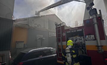 FOTO: VIDEO: Hasiči zasahujú pri požiari na Starej Vajnorskej v Bratislave, z neďalekej ubytovne evakuovali približne 30