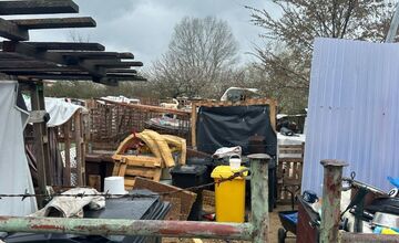 FOTO: Policajti ratovali týraných psov. V Záhorskej Vsi odoberali žene 56 psov osem hodín