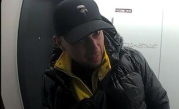 FOTO: Polícia má fotky muža, ktorý sa vkradol do bytu v Starom Meste. Poznáte ho?