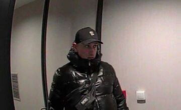 FOTO: Polícia má fotky muža, ktorý sa vkradol do bytu v Starom Meste. Poznáte ho?