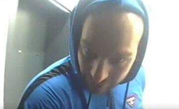 FOTO: Polícia má fotky muža, ktorý sa vkradol do bytu v Starom Meste. Poznáte ho?