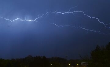 FOTO: Bratislavčania zachytili nádherné zábery búrky. Na oblohe šľahali smrteľné blesky