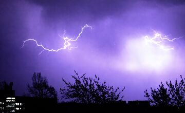 FOTO: Bratislavčania zachytili nádherné zábery búrky. Na oblohe šľahali smrteľné blesky