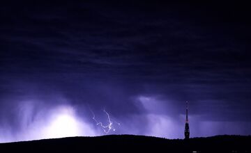 FOTO: Bratislavčania zachytili nádherné zábery búrky. Na oblohe šľahali smrteľné blesky