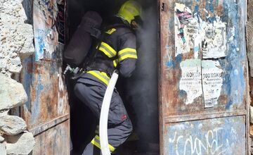 FOTO: Hasiči v stredu zasahovali v Starom Meste. Horela budova hneď vedľa zastávky