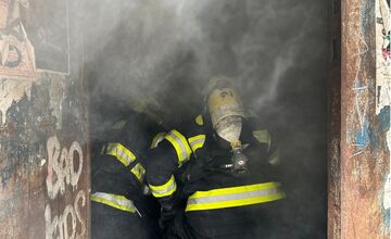 FOTO: Hasiči v stredu zasahovali v Starom Meste. Horela budova hneď vedľa zastávky