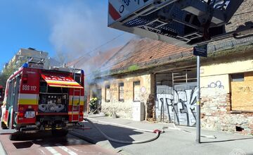FOTO: Hasiči v stredu zasahovali v Starom Meste. Horela budova hneď vedľa zastávky