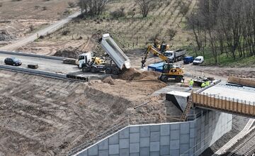 FOTO: FOTO: Pri Stupave rastie nový nadjazd: Nahradí železničné priecestie a zlepší dopravu v regióne