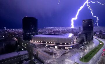 FOTO: Fotografia blesku, ktorý v Bratislave udrel do domu, ohromila obyvateľov