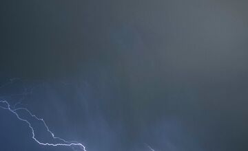 FOTO: Fotografia blesku, ktorý v Bratislave udrel do domu, ohromila obyvateľov