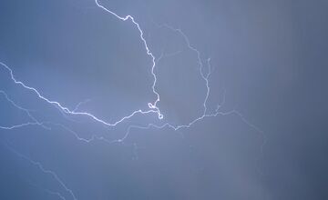 FOTO: Fotografia blesku, ktorý v Bratislave udrel do domu, ohromila obyvateľov