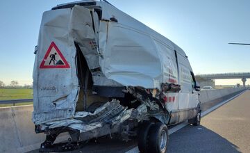 FOTO: Neďaleko Bratislavy musel pri nehode zasahovať vrtuľník. V centre a okolí sú opäť mnohé kolóny