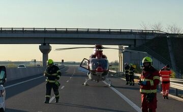 FOTO: Neďaleko Bratislavy musel pri nehode zasahovať vrtuľník. V centre a okolí sú opäť mnohé kolóny