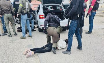 FOTO: Policajti zadržali muža, ktorý v marci zničil Kamenné námestie