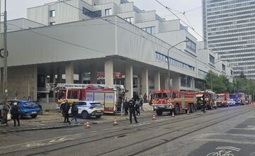 FOTO: V budove Slovenskej technickej univerzity došlo k požiaru, potrebná bola evakuácia osôb