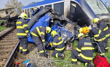 FOTO: Tragická dopravná nehoda vlaku z nákladným autom