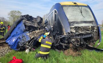 FOTO: Tragická dopravná nehoda vlaku z nákladným autom