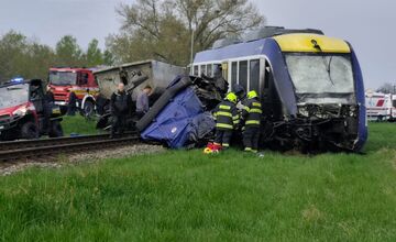 FOTO: Tragická dopravná nehoda vlaku z nákladným autom