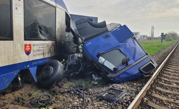 FOTO: Tragická dopravná nehoda vlaku z nákladným autom