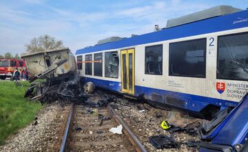 FOTO: Tragická dopravná nehoda vlaku z nákladným autom
