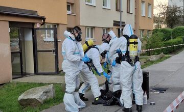 FOTO: Hasiči z Dúbravky zasahovali pri možnom výskyte nebezpečnej látky v bytovke