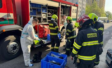 FOTO: Hasiči z Dúbravky zasahovali pri možnom výskyte nebezpečnej látky v bytovke
