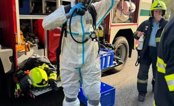 FOTO: Hasiči z Dúbravky zasahovali pri možnom výskyte nebezpečnej látky v bytovke