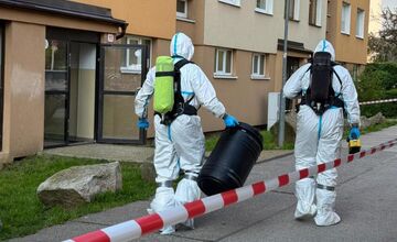 FOTO: Hasiči z Dúbravky zasahovali pri možnom výskyte nebezpečnej látky v bytovke