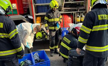 FOTO: Hasiči z Dúbravky zasahovali pri možnom výskyte nebezpečnej látky v bytovke