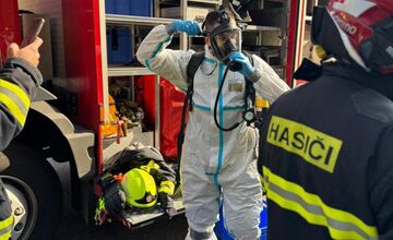 FOTO: Hasiči z Dúbravky zasahovali pri možnom výskyte nebezpečnej látky v bytovke