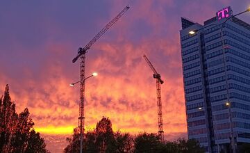 FOTO: Bratislavskú oblohu zaplavilo červené more. Ľudia zdieľajú fotky a sú nadšení z krásneho úkazu na oblohe.